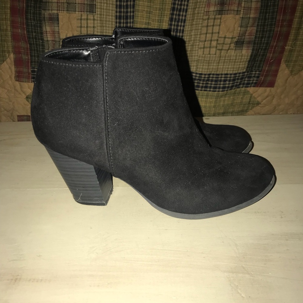 Old Navy Size 7 booties!